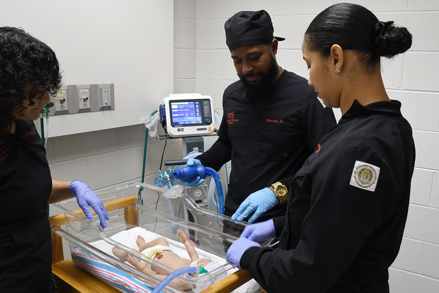 FTCC Respiratory Therapy students work in a lab.