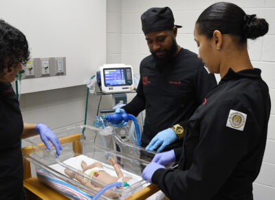 FTCC Respiratory Therapy students work in a lab.